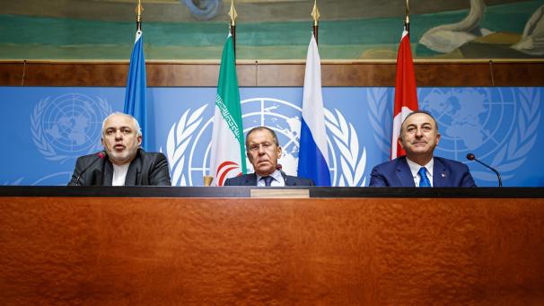 <p>Mohammed Dschawad Sarif (l.-r.), Außenminister des Iran, Sergei Lawrow, Außenminister von Russland, und Mevlüt Cavusoglu, Außenminister der Türkei, nahmen an einer Pressekonferenz einen Tag vor der Sitzung des syrischen Verfassungsausschusses teil.</p>