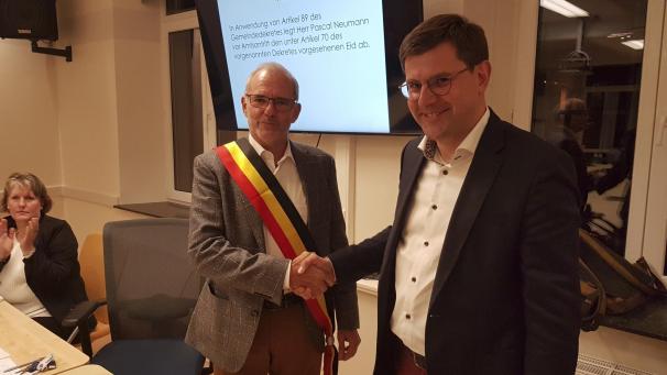 <p>Generaldirektor Pascal Neumann (r.) nimmt nach der Eidesleistung die Glückwünsche von Bürgermeister Erwin Güsting entgegen. Martina Nols, die die Funktion in der Übergangszeit stellvertretend ausübte, applaudiert (am Bildrand links).</p>