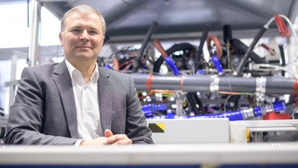 <p>Josef Kallo vom Deutschen Zentrum für Luft- und Raumfahrt (DLR), will die Brennstoffzellentechnik für den elektrischen Linienflug serientauglich machen.</p>