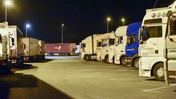 <p>Auf belgischen Autobahnparkplätzen Richtung Küste schleichen sich Transitmigranten auf die Ladeflächen von Lkw</p>