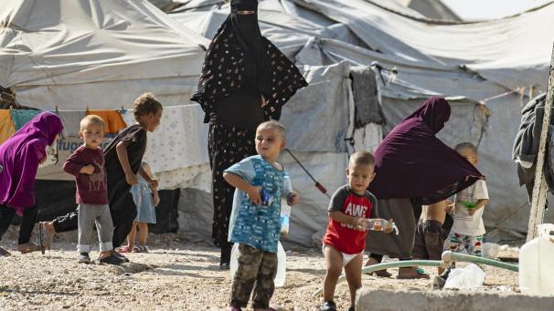 <p>Frauen und Kinder von IS-Kämpfern im kurdischen Lager al-Hol in Nordost-Syrien</p>