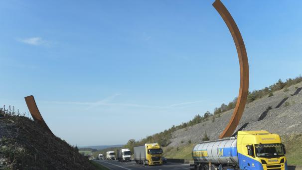 <p>Blick auf die Autobahn E411, mit der Installation „Arc majeur“ des Künstlers Bernar Venet.</p>
