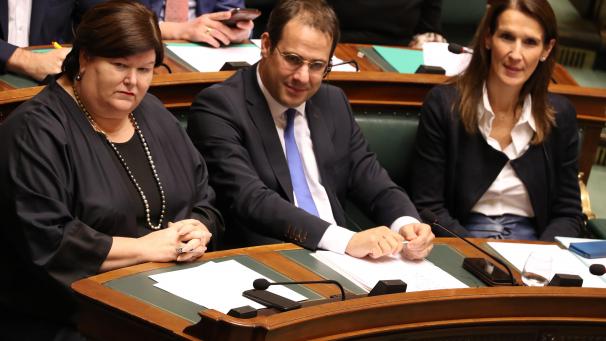 <p>Sie verteidigten im Kammerplenum die Postition der geschäftsführenden Minderheitsregierung: Sozialministerin Maggie De Block, Haushaltsminister David Clarinval und Premierministerin Sophie Wimès (v.l.n.r.).</p>