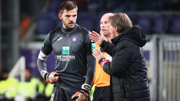 <p>Torhüter Hendrick Van Crombrugge nimmt Ratschläge von seinem Trainer Frank Vercauteren entgegen.</p>