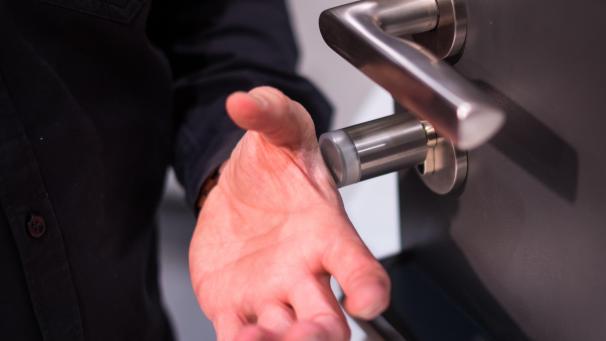 <p>Kein langes Suchen nach der Mitarbeiterkarte mehr, sondern einfach die linke Hand mit dem implantierten Microchip an den Sensor halten und schon springt die Tür auf.</p>