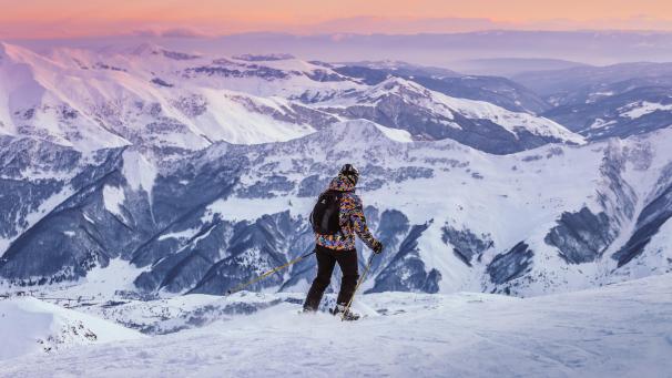 <p>Eine Kulisse wie gemalt: Die Gipfel des Kaukasus haben Wintersportler im Skigebiet Gudauri stets im Blick.</p>