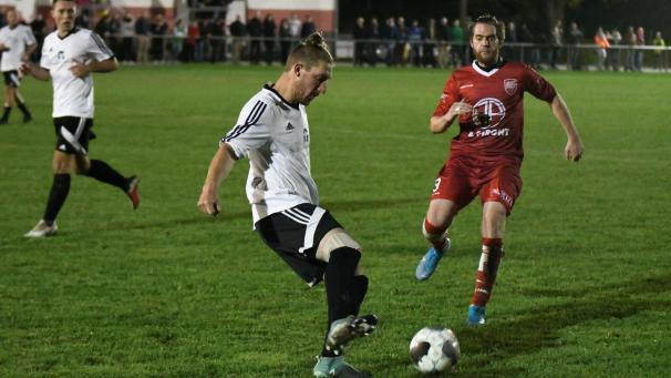 <p>William Biermans (l.) und der RFC St.Vith empfangen im Abstiegskrimi den USFC Elsenborn.</p>