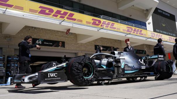 <p>31.10.2019, USA, Austin: Motorsport: Formel-1-Weltmeisterschaft, Grand Prix der USA, Ankunft der Fahrer: Das Auto des britischen Mercedes-Piloten Hamilton steht in der Boxengasse. Der Große Preis der USA findet am 03.11.2019 statt.</p>
<p>Mit diesem Flitzer will Lewis Hamilton zum sechsten Mal Weltmeister in der Formel 1 werden. Foto: Chuck Burton/FR171712 AP/dpa - ACHTUNG: Dieses Foto hat dpa bereits im Bildfunk gesendet - Honorarfrei nur für Bezieher des Dienstes dpa-Nachrichten für Kinder +++ dpa-Nachrichten für Kinder +++</p>