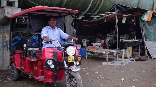 <p>Wer in Delhi günstig die letzte Meile zurücklegen will, fährt elektrisch. Genauer gesagt mit einer Elektro-Rikscha. Jeden Tag nutzen Schätzungen zufolge 60 Millionen Menschen die mindestes 1,5 Millionen bunten E-Tuk-Tuks.</p>