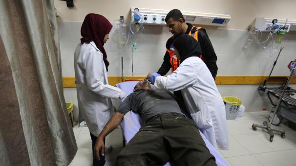 <p>Ein palästinensischer Mann, der bei einem israelischen Luftangriff verwundet wurde, wird in einem Krankenhaus behandelt.</p>