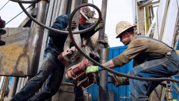 <p>Beim Fracking wird eine Mischung aus Wasser, Sand und Chemikalien unter Druck in Gesteinsschichten gepresst.</p>