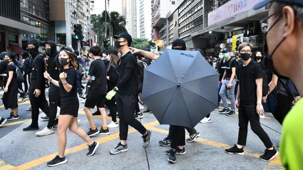 <p>Die Konfrontation bleibt unverändert: In Hongkong demonstrieren Bürger für ihre Freiheit und gegen die Regierung.</p>
