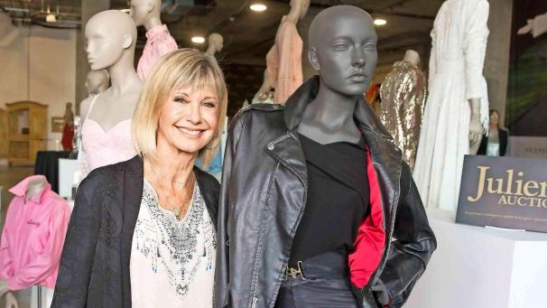 <p>Vor über 40 Jahren zwängte sich die junge Olivia Newton-John in die hautenge Lederjacke und wurde als Sandy in dem Hit-Musical „Grease“ an der Seite von John Travolta weltberühmt. Nun wurde das „gute Stück“ versteigert.</p>