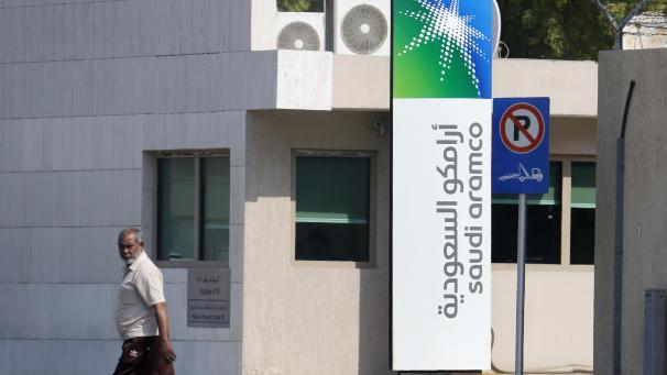 <p>Eine Anlage von Saudi Aramco. Saudi-Arabiens staatlicher Ölkonzern hat nach mehrfacher Verzögerung die Genehmigung für seinen seit langem erwarteten Börsengang erhalten.</p>