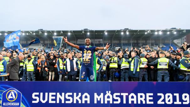 <p>Mohamed Buya Turay (Bildmitte) von Djurgarden jubelt mit der Mannschaft nach dem Spiel über den Meistertitel.</p>