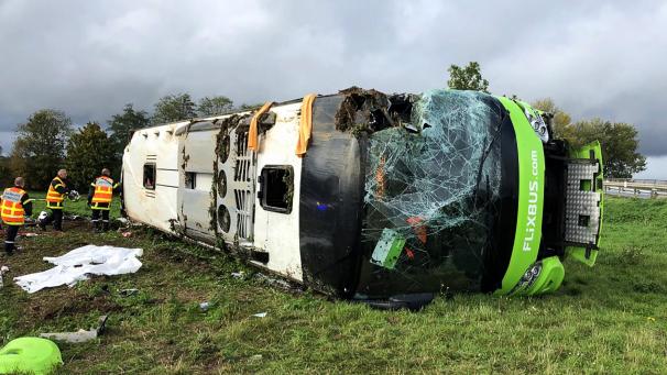 <p>Der umgekippte Bus des Fernbusanbieters Flixbus.</p>