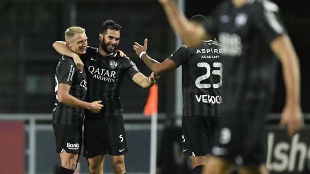 <p>Jordi Amat (2. v. l.) traf zum 2:0 für die AS Eupen.</p>