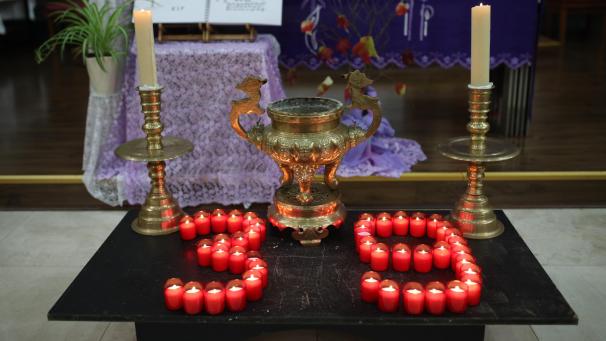 <p>Brennende Kerzen formen die Zahl 39, während einer Mahnwache in einer vietnamesischen Kirche im Osten Londons.</p>