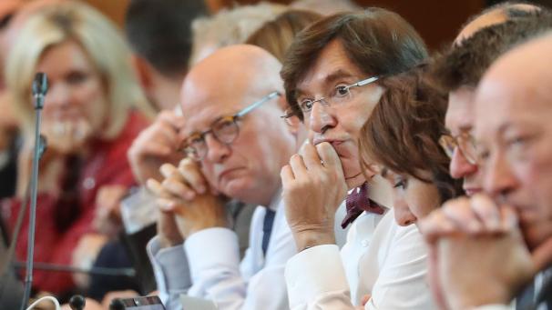 <p>Haushaltsminister Crucke (l.) und MP Di Rupo</p>