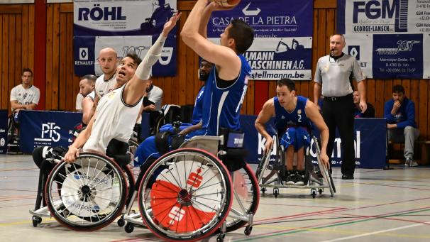 <p>Alex Halouski (rechts) schlug die Roller Bulls beinahe im Alleingang.</p>