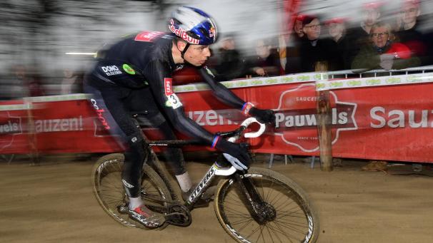<p>Für Querfeldeinrennen ist es noch zu früh. Trotzdem trainiert Wout Van Aert wieder im Gelände.</p>