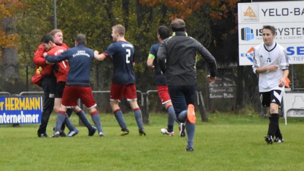 <p>Nach dem Abpfiff kannten die Elsenborner nur eine Richtung: Sie jubelten mit Torwart Jan Weynand, der sein erstes Spiel für die A-Mannschaft absolvierte.</p>