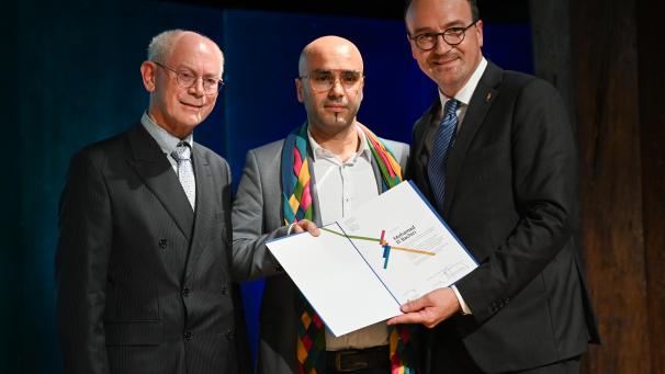 <p>Preisträger Mohamed El Bachiri (M.) mit Herman Van Rompuy (l.) und Uli Burchardt, Oberbürgermeister von Konstanz, nach der Preisverleihung.</p>