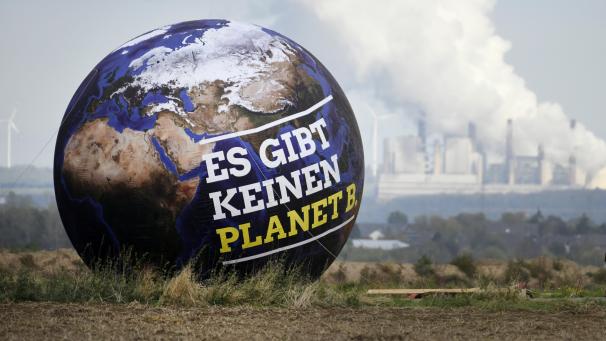 <p>Ein Ballon mit der Aufschrift „Es gibt keinen Planet B.“ ist vor Braunkohlekraftwerken zu sehen.</p>