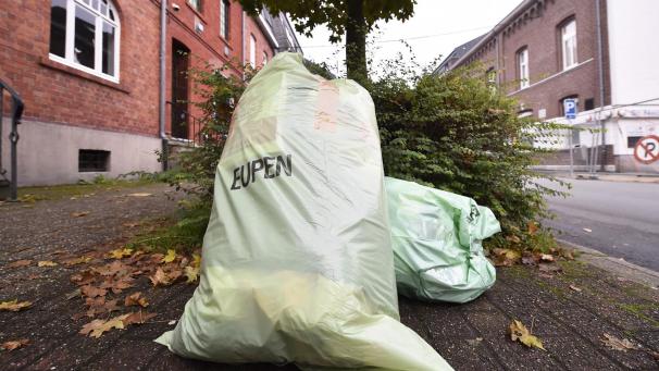 <p>Ein grüner Müllsack kostet in Eupen ab 2020 rund 1,50 Euro pro Stück.</p>