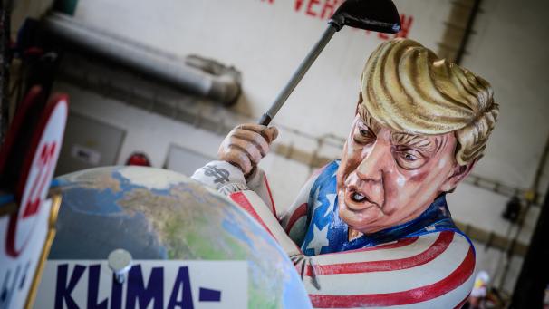 <p>US-Präsident Donald Trump schlägt mit einem Golfschläger auf das Klima-Abkommen ein.</p>