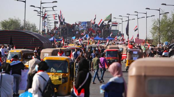 <p>Demonstranten blockierten am Dienstag eine Brücke in der Hauptstadt Baghdad.</p>
