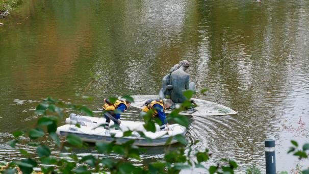 <p>Polizeibeamte auf der Suche nach der Leiche.</p>