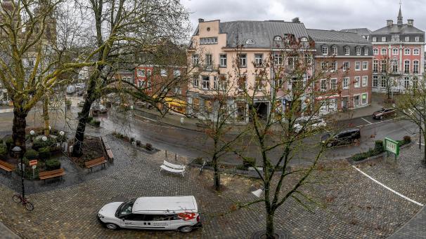 <p>Blick auf den Eupener Marktplatz: Die Passage soll in Zukunft Teil der erweiterten Begegnungszone werden.</p>