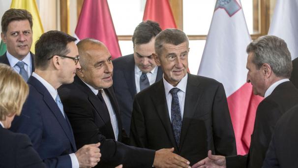 <p>Polens Premierminister Mateusz Morawiecki (l.-r.), Bulgariens Premierminister Boyko Borisov und der Premierminister der Tschechischen Republik Andrej Babis begrüßen den EU-Kommissar für digitale Wirtschaft und Gesellschaft Gunther Oettinger (r.) zu Beginn des EU-Kohäsionsgipfels, an dem süd- und mitteleuropäische Vertreter von 16 EU-Mitgliedstaaten am 5. November 2019 in Prag teilnehmen.</p>