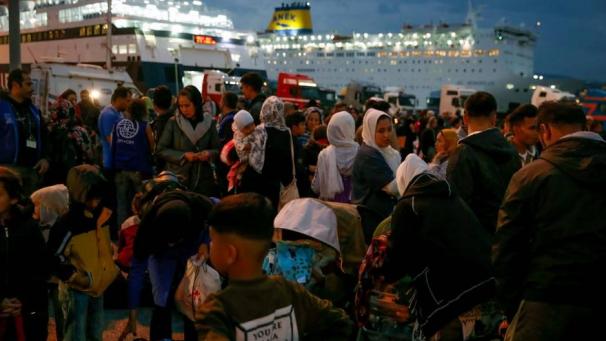 <p>Migranten kommen von der Insel Lesbos am Hafen von Piräus bei Athen an.</p>