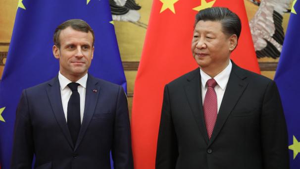 <p>Bei seinem zweiten Chinabesuch setzt Frankreichs Präsident Macron (links) - hier zu sehen mit Xi Jinping - auf eine abgestimmte europäische Politik.</p>
