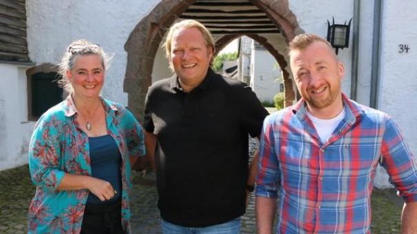 <p>Sascha Rohs (rechts) ist zu Gast bei TV-Koch Björn Freitag (Mitte).</p>