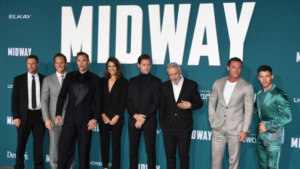 <p>Die US-Schauspieler Aaron Eckhart (l.-r.), Patrick Wilson, der englische Schauspieler Ed Skrein, die US-Schauspielerin Mandy Moore, der US-Schauspieler Luke Kleintank, der deutsche Regisseur Roland Emmerich, der walisische Schauspieler Luke Evans und der US-Schauspieler und -Sänger Nick Jonas am 5. November 2019 bei der Premiere von Lionsgates’ „Midway - Für die Freiheit“ im Regency Village Theatre in Westwood, Kalifornien.</p>