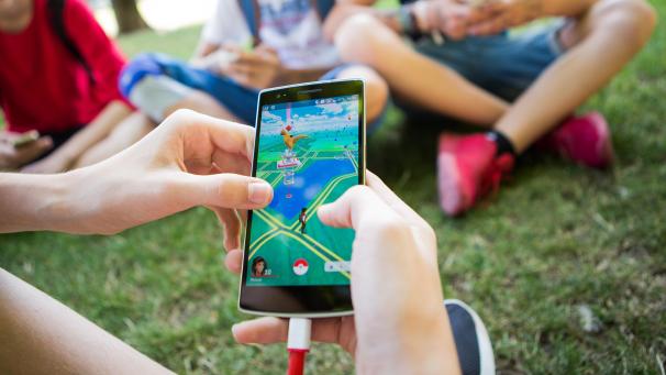 <p>Jugendliche spielen in einem Park das Spiel Pokemon Go auf ihren Smartphones.</p>