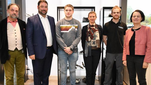 <p>Harry Rischar (Berater im Kabinett Mollers), Bildungsminister Harald Mollers, Azubi Mike Hamacher, IAWM-Direktorin Dr. Verena Greten, Azubi Lucas Kuetgens und Procoplast-Abteilungsleiterin Veronique Beckers (v.l.n.r.) klärten über die realen Bedingungen von Lehrlingen in der DG auf.</p>
