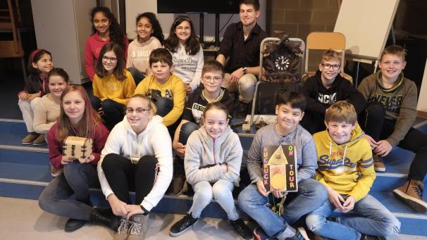 <p>Allen Jahrgängen der Schule Schönberg erklärte Benjamin Welte das Funktionieren der Uhr. Die Schüler stellten viele Fragen.</p>