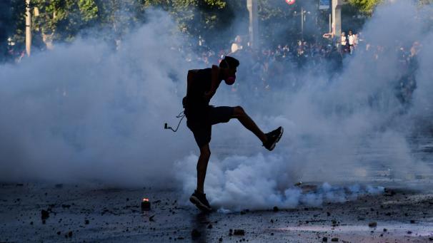 <p>Seit Wochen demonstrieren in Chile zahlreiche Menschen gegen die hohen Lebenshaltungskosten und die soziale Ungleichheit.</p>