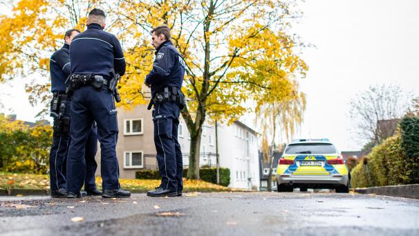<p>Polizisten stehen in der Nähe des Mehrfamilienhauses, wo gestern Abend eine 15-Jährige ihren dreijährigen Halbbruder in Detmold mit einem Messer getötet haben soll.</p>