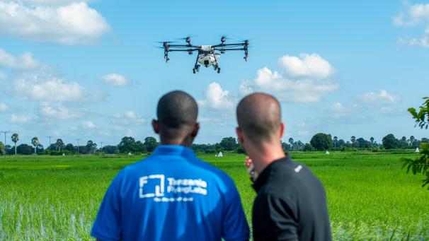 <p>Eine Sprüh-Drone fligt über einem Reisfeld. Forscher wollen mit Drohnen und einem Insektizid die tödliche Krankheit Malaria bekämpfen.</p>