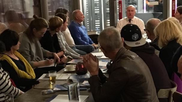 <p>Rund 30 Personen hatten sich im Alten Schlachthof eingefunden, um mit Karl-Heinz Lambertz zu debattieren.</p>