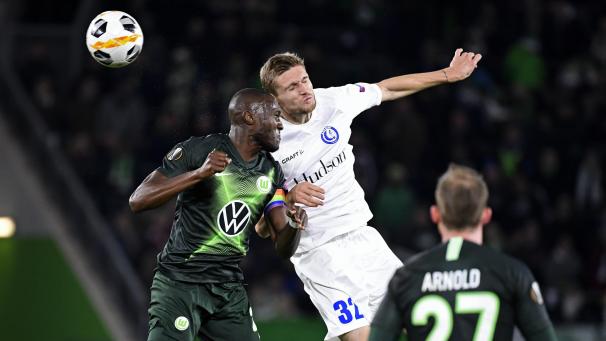 <p>Kämpften um den Ball: Gents Igor Plastun Wolfsburgs Josuha Guilavogui.</p>