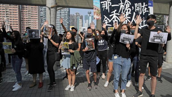 <p>Universitätsstudenten halten auf dem Campus der University of Hong Kong die Hände hoch, um die fünf Forderungen der Demonstranten zu symbolisieren, während sie gegen die Brutalität der Polizei protestieren.</p>