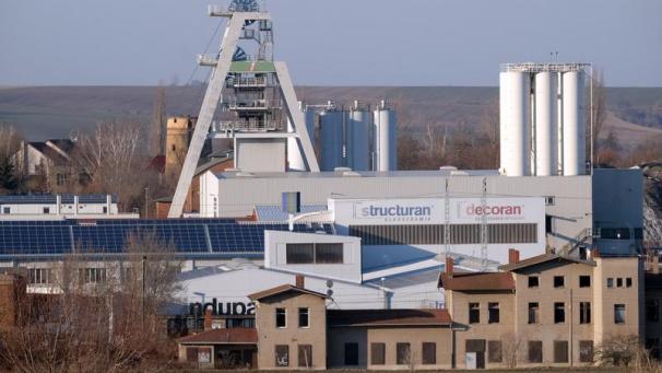 <p>Ein Förderturm und Silos der GTS Grube Teutschenthal GmbH.</p>