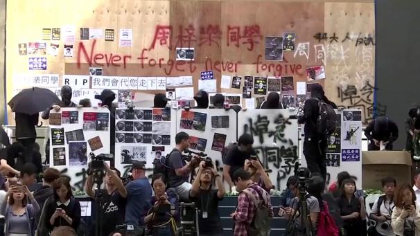 <p>In Hongkong ist ein Student in einem Parkhaus vom dritten in den zweiten Stock gestürzt. Die Behörden gehen davon aus, dass er fiel, als die Polizei versucht habe, eine Protestaktion aufzulösen.</p>