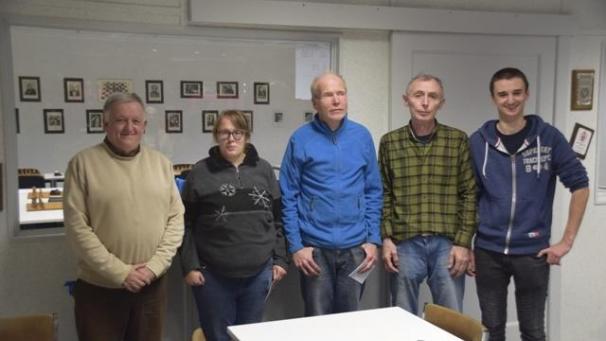 <p>Die weiteren Sieger des diesjährigen Eupener Land Schach-Turniers (v.l.): Werner Paulus, Ricarda Mizgaiski, Frank Dischinger, Khumid Ababakirov sowie Nicolas Rössler.</p>